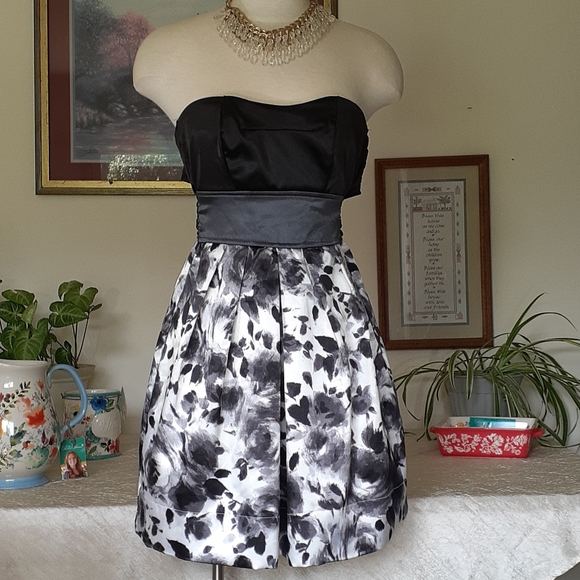 Ruby Rox Dresses & Skirts - Ruby Rox Strapless Midi Formal